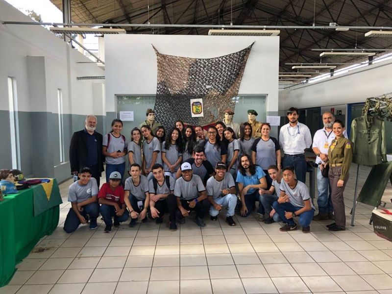 Alunos do Projeto Estação do Esporte visitam exposição sobre Guerra Mundial