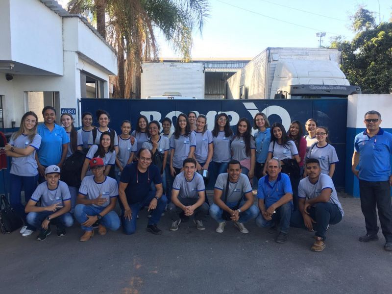 Aprendizes realizam visita guiada