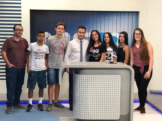 Alunos do Projeto Jovem Jornalista visitam Tv local